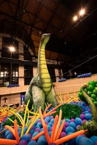 Obří dinosaurus z balónků – atrakce na výstavě Balonfest pro děti.