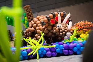 Balónkový triceratops na tematické výstavě Balonfest s dinosaury.